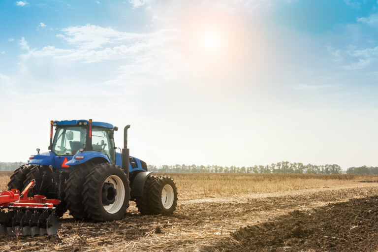Osprzęt do traktora – wszystko, co powinieneś wiedzieć